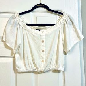 EUC, pairs well with high waisted shorts or maxi skirt, on or off shoulder.